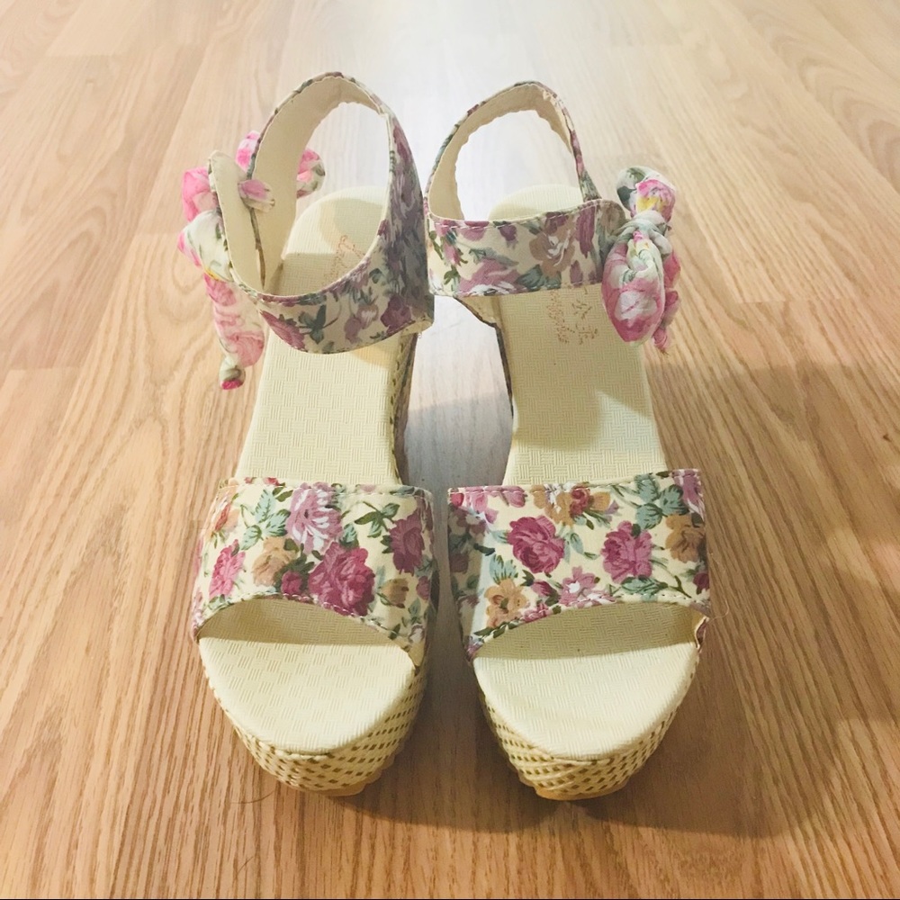 Cute floral wedges with ribbon side ties! - Picture 4 of 8
